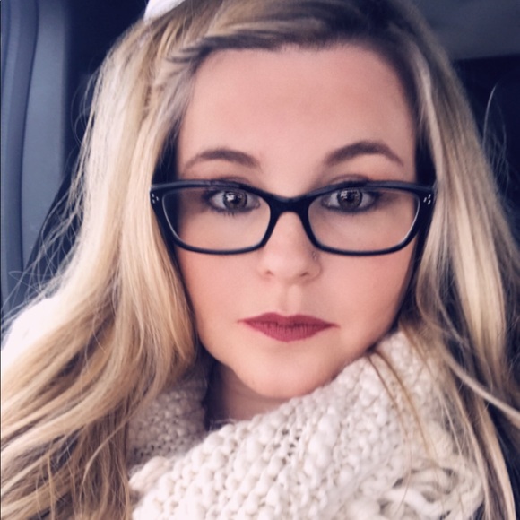 Meet your Posher, Nicole - Picture 1 of 1